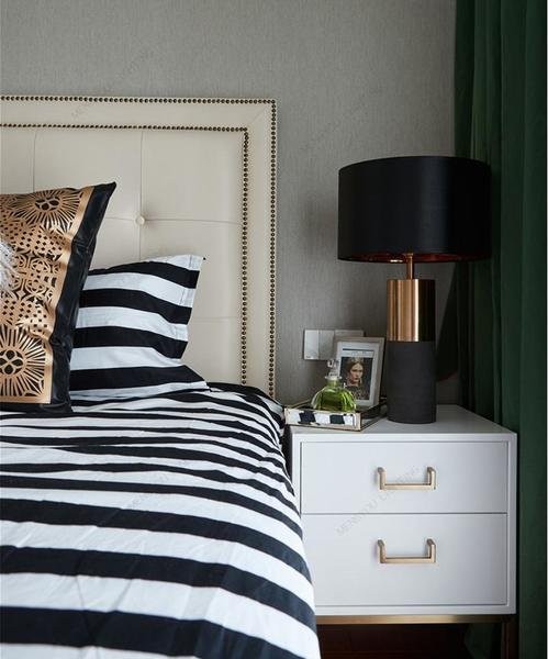 Concrete cylinder table lamp