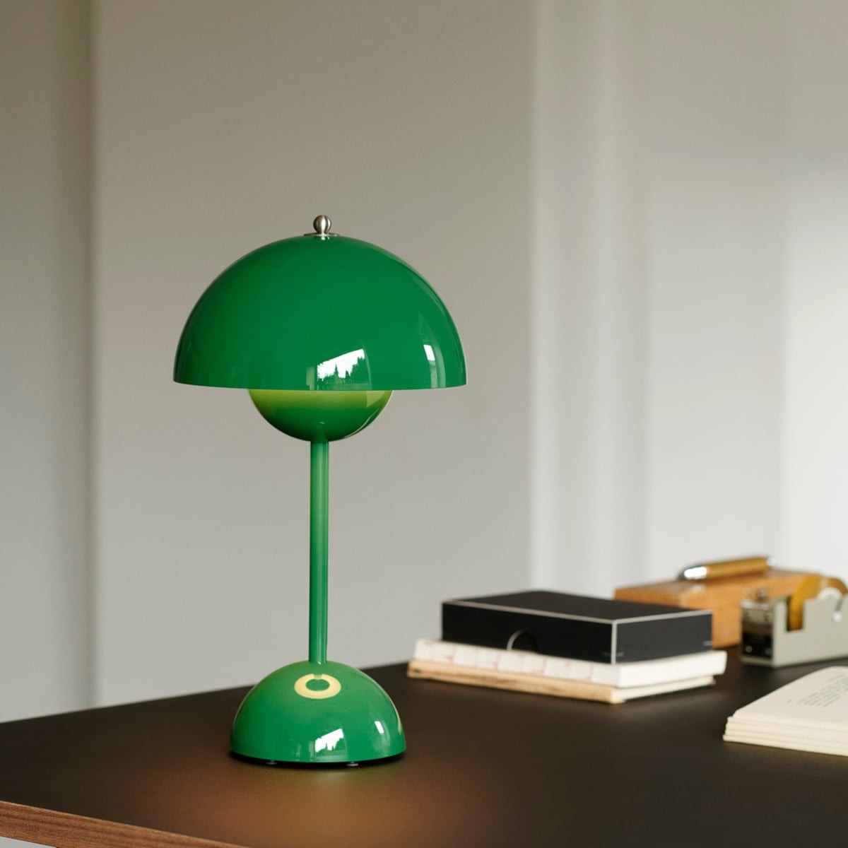 Flowerpot VP9 Portable Table Lamp